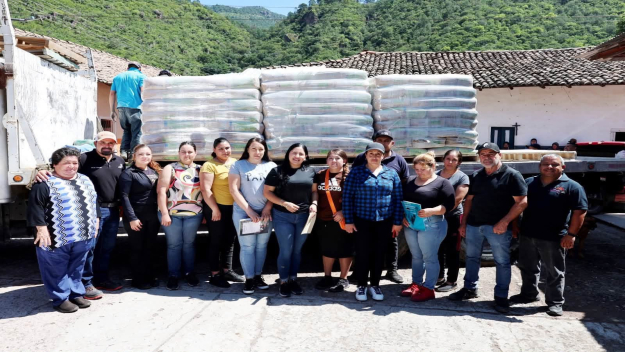 El municipio de Topia fortalecen a las comunidades con entrega de lamina y cemento, alcaldesa Yuneli Robles.